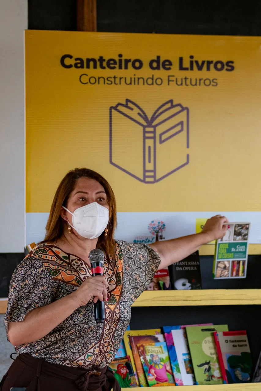 Os trabalhadores poderão, também, levar exemplares de literatura infantil e infantojuvenil para os filhos Os trabalhadores poderão, também, levar exemplares de literatura infantil e infantojuvenil para os filhos