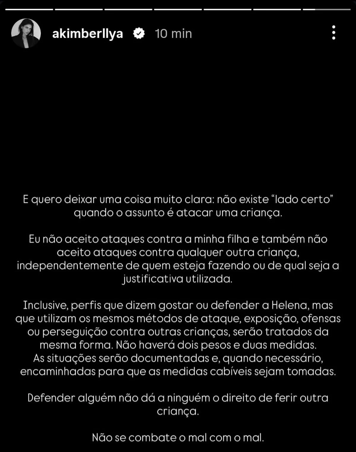 Amanda Kimberlly desabafou sobre os ataques que a filha vem recebendo Amanda Kimberlly desabafou sobre os ataques que a filha vem recebendo
