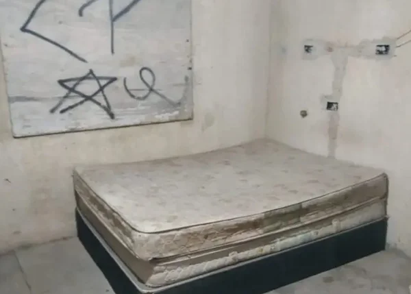 Jovem de 22 anos e filho são libertados após três anos em cativeiro