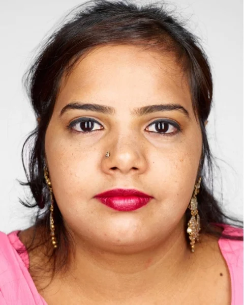 "Quando era criança, sabia que um dia teria meu próprio negócio, sempre sonhei com isso. Eu me sinto bem ultimamente, me sinto orgulhosa de mim mesma. Agora, tenho um novo sonho: ter minha casa", afirma Afshen. Após passar por um treinamento vocacional para trabalhadores informais na Índia, ela conseguiu, em parceria com a irmã, gerenciar um salão de beleza "Quando era criança, sabia que um dia teria meu próprio negócio, sempre sonhei com isso. Eu me sinto bem ultimamente, me sinto orgulhosa de mim mesma. Agora, tenho um novo sonho: ter minha casa", afirma Afshen. Após passar por um treinamento vocacional para trabalhadores informais na Índia, ela conseguiu, em parceria com a irmã, gerenciar um salão de beleza