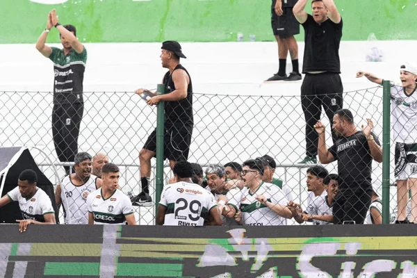 Torcedores e jogadores do Maringá comemorando a vitória na Copa do Brasil