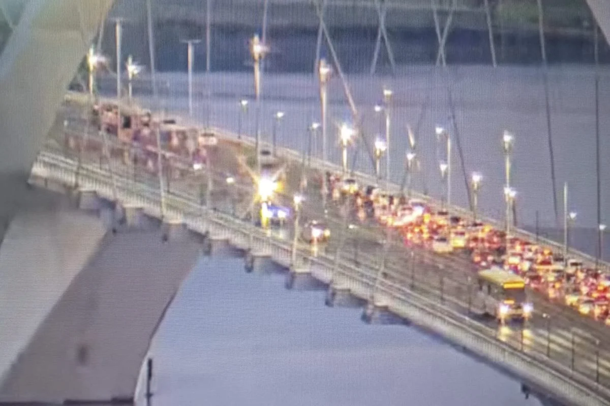 Duas faixas na Ponte JK, no sentido Plano Piloto, estão fechadas para a realização de serviços após derramamento de óleo na pista Duas faixas na Ponte JK, no sentido Plano Piloto, estão fechadas para a realização de serviços após derramamento de óleo na pista