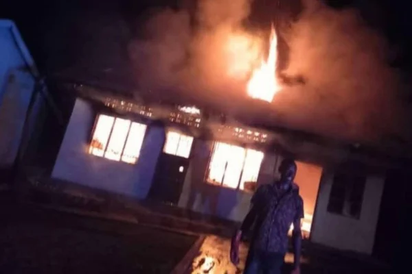 incendio escola uganda
