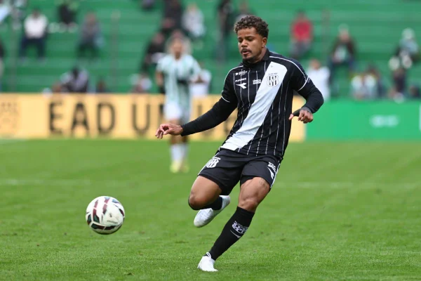 Jogador do Ponte Preta em campo