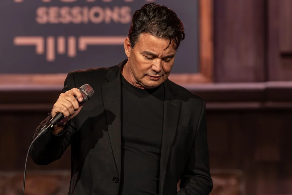 Em destaque: Renner se emociona em homenagem a Rick em 1ª gravação da carreira solo