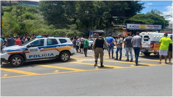 Van escolar bate em árvore, cai em barranco e fere crianças em MG