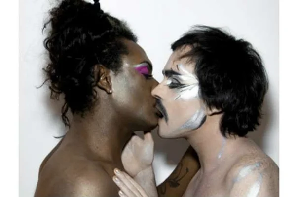 Johnny Hooker e Liniker se unem no single “Flutua”