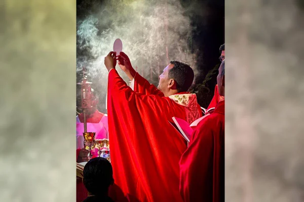 Padre ergue hóstia no momento da consagração do corpo de Cristo - Metrópoles