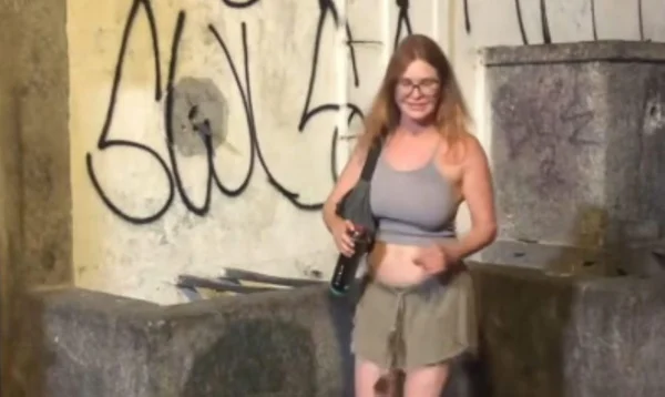 Imagem colorida de mulher que pixou monumento histórico no RJ - Metrópoles