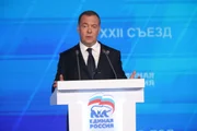 O ex-presidente russo Dmitry Medvedev faz um discurso aos delegados durante a sessão plenária do 22º Congresso do Partido Rússia Unida O ex-presidente russo Dmitry Medvedev faz um discurso aos delegados durante a sessão plenária do 22º Congresso do Partido Rússia Unida