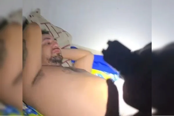 Criminoso do CV é surpreendido pela polícia enquanto dormia e é preso