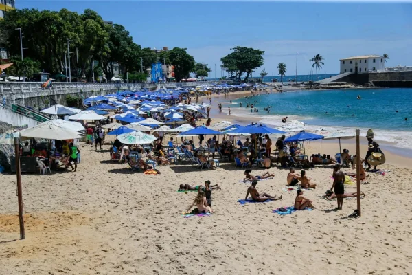 Imagem colorida mostra praia Porto da Barra - Metrópoles