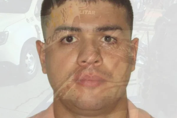 arte gráfica com arosto de homem translucido atás do qual há uma calçada e uma viatura da PM de São Paulo - Metrópoles