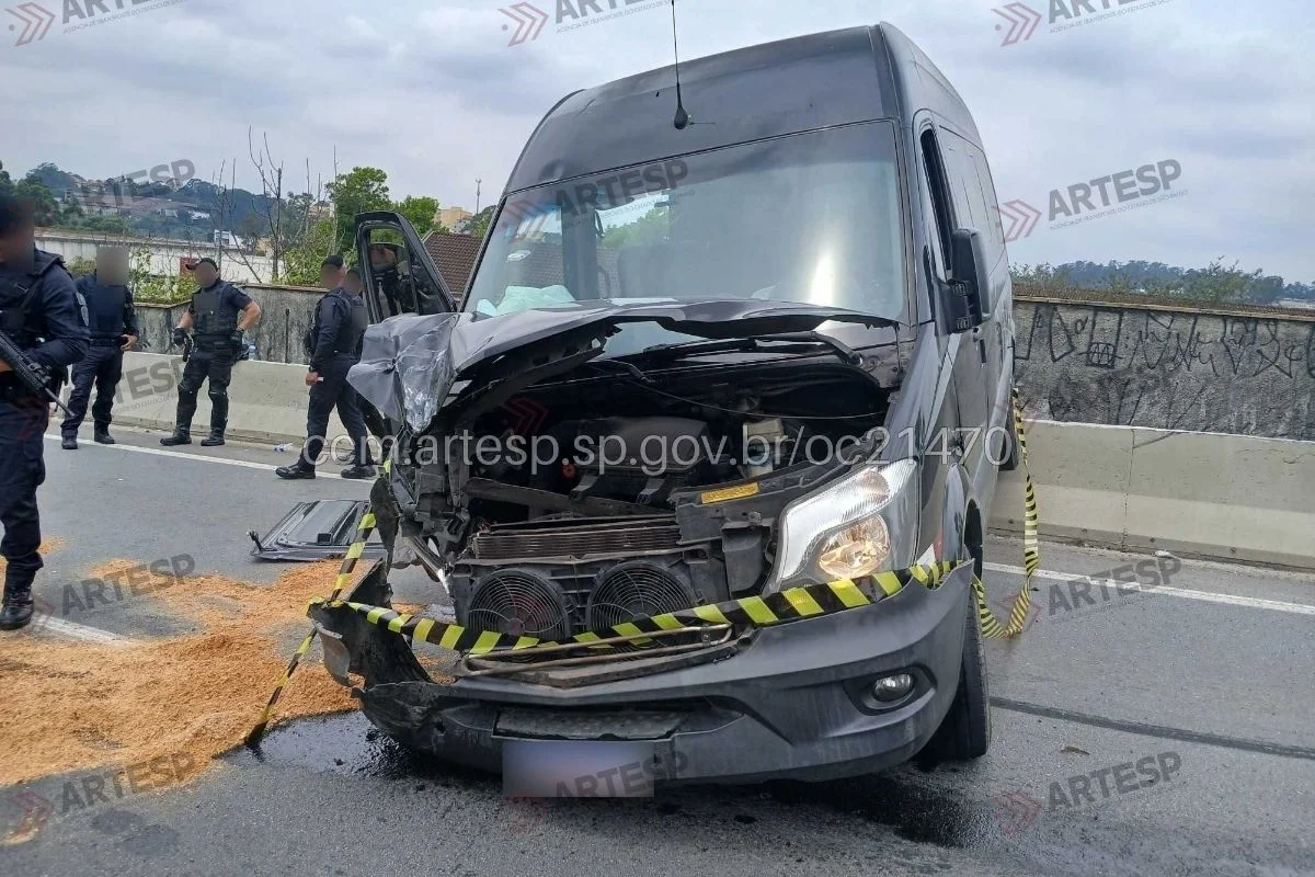 Motorista em fuga bate contra 6 veículos e morre durante perseguição em SP - imagem 2 Motorista em fuga bate contra 6 veículos e morre durante perseguição em SP - imagem 2