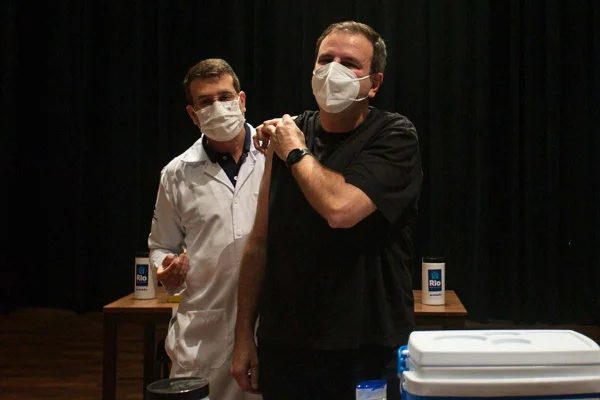 O prefeito do Rio, Eduardo Paes, recebeu a terceira dose da vacina da Covid-19 nesta segunda-feira, 10/01