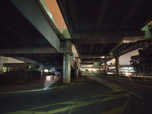 Em foto colorida terminal de aeroporto está às escuras - Metrópoles