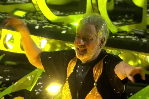 Roberto de Carvalho, viúvo de Rita Lee, durante desfile em homenagem a cantora na Sapucaí
