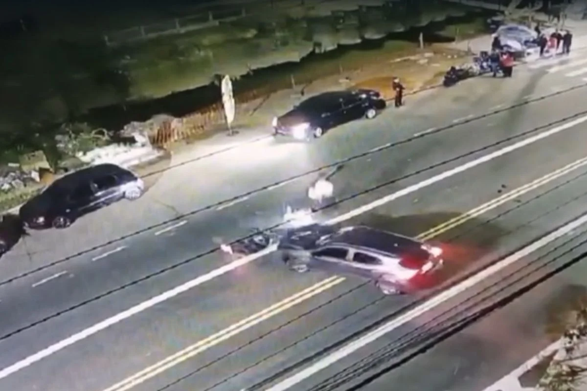 Homem bêbado faz manobra irregular, atropela 2 e foge em alta velocidade