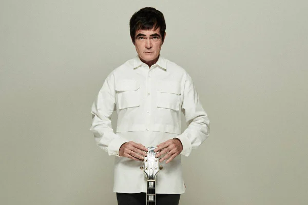 foto colorida de samuel rosa com camisa branca segurando guitarra - metrópoles