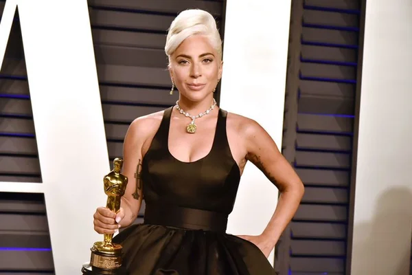 Lady Gaga usa colar com diamante icônico da Tiffany no Oscar 2019