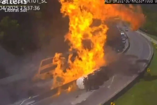 Imagem colorida de explosão de carreta em BR