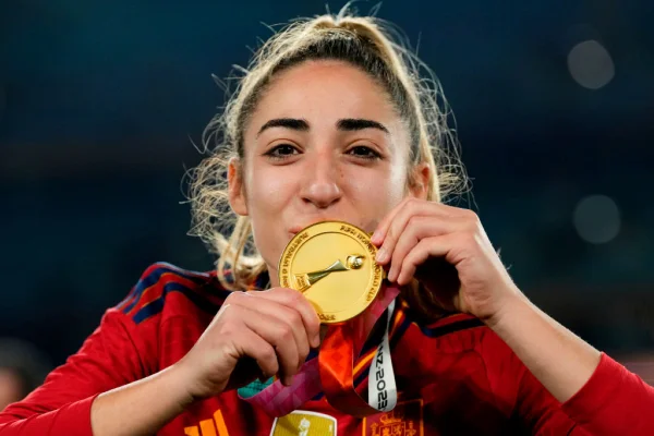 Olga Carmona, autora do gol do título mundial da Espanha, aparece beijando a medalha de campeã do mundo- Metróples