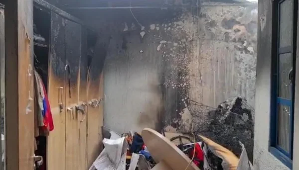 Casa destruída após incêndio