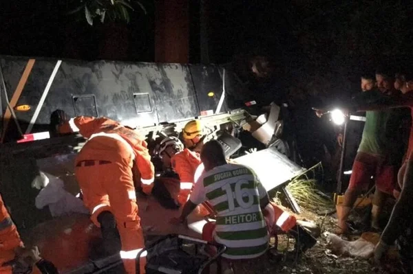 bombeiros atuando no resgate de onibus que caiu de ponte - metrópoles