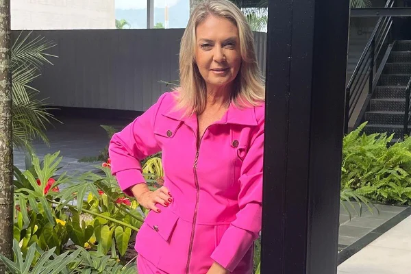 Vivi Romanelli com um look todo rosa e a mão na cintura - Metrópoles