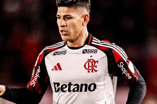Carrascal manda recado para torcida do Flamengo após expulsão - Metrópoles