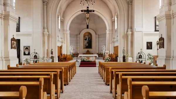 Foto colorida de Igreja fora de horário de missa