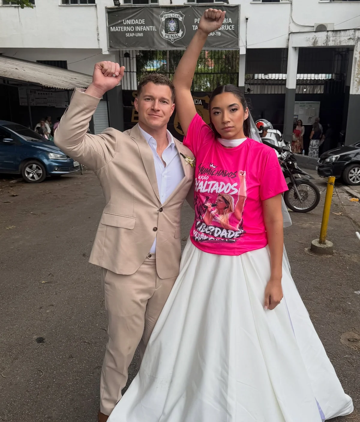 Após se casar, filha de Verônica Costa posa em frente ao presídio: "Nunca" Após se casar, filha de Verônica Costa posa em frente ao presídio: "Nunca"
