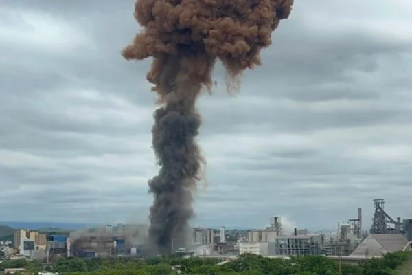 Bombeiros são acionados após grande explosão na CSN de Volta Redonda
