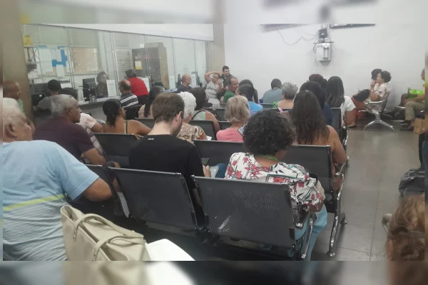 fila de espera na farmácia de alto custo na 102 sul