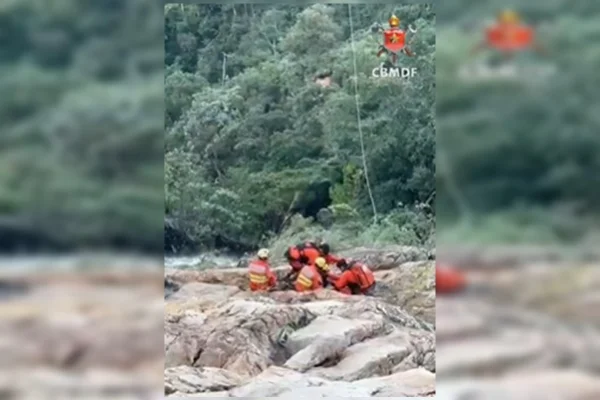 Homem é resgatado por aeronave do CBMDF após cair em cachoeira