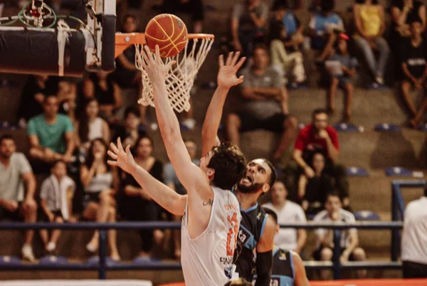 Pivô Bruno Fiorotto, do Brasília, tenta arremesso em jogo do NBB