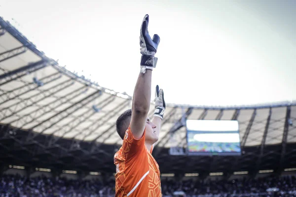 Cruzeiro sofre, mas bate o Bahia e se mantém 100% em casa na Série B