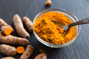 Um dos ingredientes do chá com propriedade anti-inflamatória é a cúrcuma 