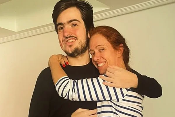 Bel Kutner emociona ao dançar com o filho, que tem uma doença rara - Metrópoles