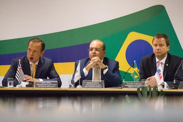 Ibaneis vai dar gratificação a policiais para reabrir delegacias no DF