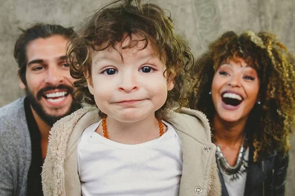 Benjamin, Sheron Menezzes e Saulo Bernard em foto fofa. Benjamin aparece na frente do casal, que ri ao fundo - Metrópoles