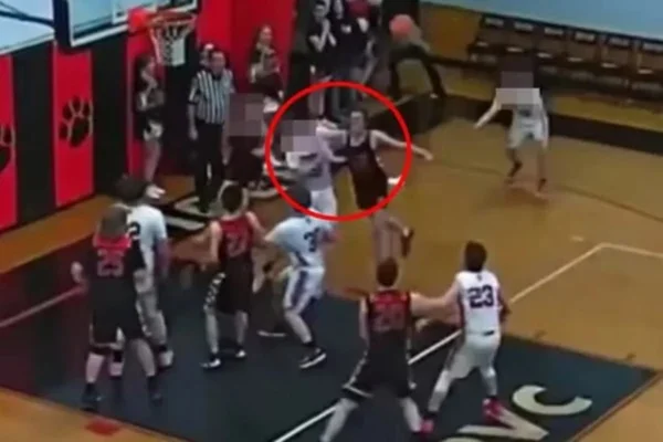 Foto colorida do momento em que jogador de basquete desfere cotovelada em adversário - Metrópoles