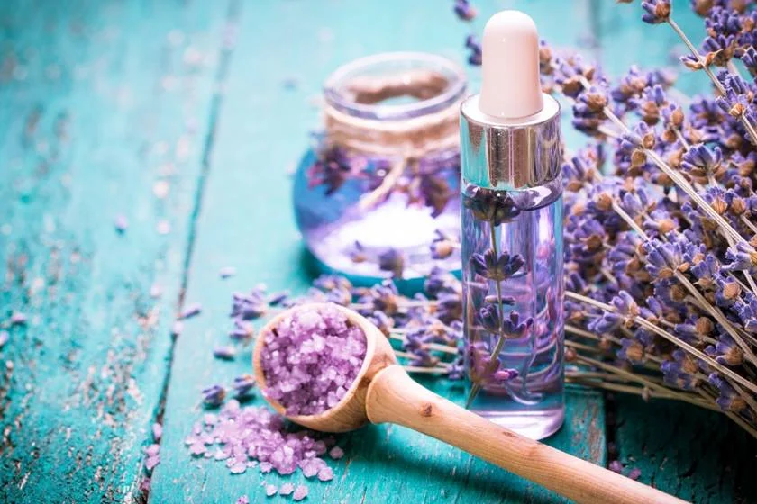 A escolha do óleo essencial é muito importante. Infelizmente, não é possível fazer o produto em casa. Precisa ser comprado porque os métodos de extração são usados em laboratório, e o ideal é sempre utilizar óleos essenciais biológicos certificados para evitar inalar pesticidas e outros químicos que podem acabar intoxicando o organismo A escolha do óleo essencial é muito importante. Infelizmente, não é possível fazer o produto em casa. Precisa ser comprado porque os métodos de extração são usados em laboratório, e o ideal é sempre utilizar óleos essenciais biológicos certificados para evitar inalar pesticidas e outros químicos que podem acabar intoxicando o organismo