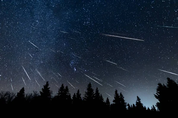 Imagem colorida de chuva de meteoros