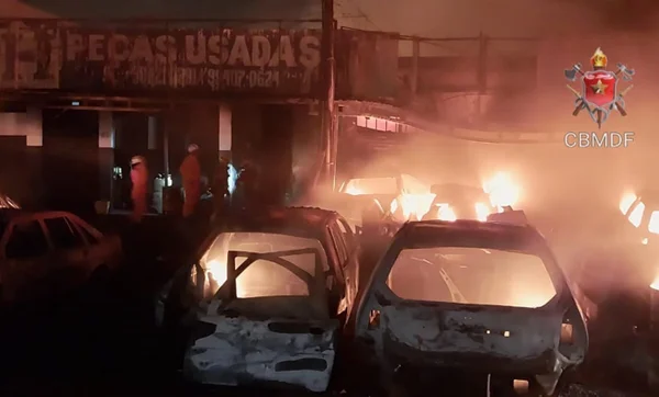 Imagem colorida de carros pegando fogo em Ceilândia