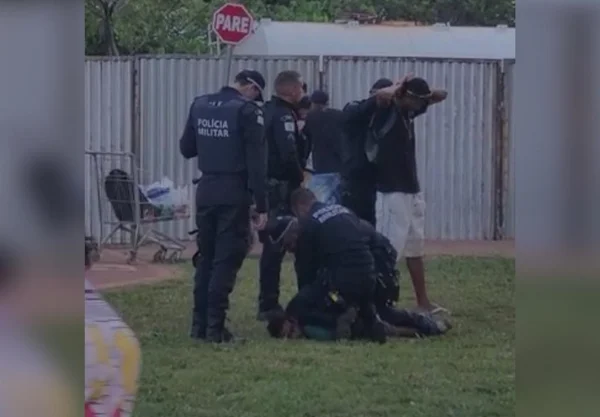 Imagem colorida de abordagem policial