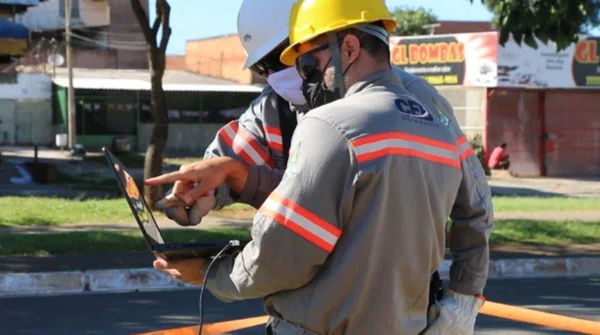 técnicos da CEB-D repara rede de energia