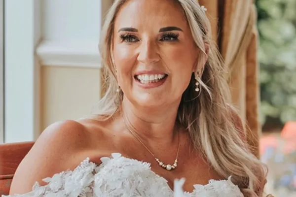 Amanda Barnes, mulher que organizou "casamento" consigo mesma