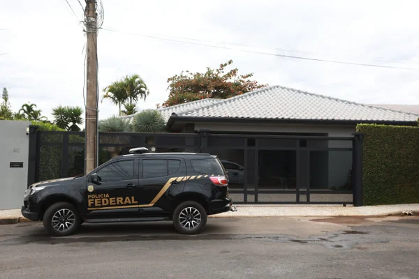 A Polícia Federal cumpre mandado de busca e apreensão na residência do advogado Willer Tomaz, em Brasília, nesta terça-feira (4).