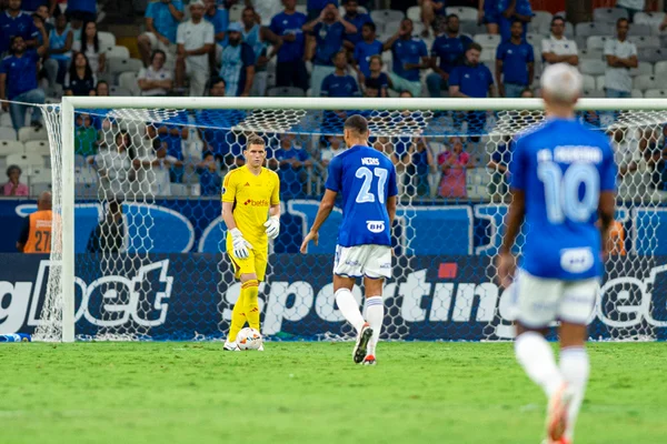 Imagem colorida do goleiro Rafael Cabral e jogadores do Cruzeiro -Metrópoles